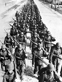 220px-Polish_infantry_marching_-2_1939[1]